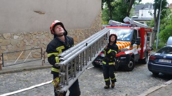 Львівські рятувальники відкрили двері медикам до квартири чоловіка, який потребував меддопомоги