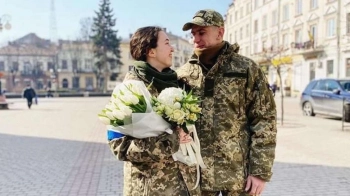 Дівчата і хлопці, які несуть службу, можуть одружуватись через Zoom