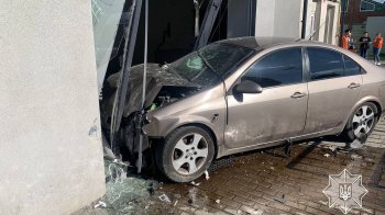 На Львівщині водій Nissan врізався у будівлю магазину