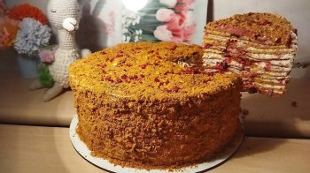 Смачно по-галицьки: пляцок медівник зі смородиновою начинкою