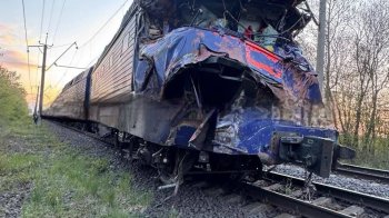 На Львівщині потяг Київ–Ужгород зіткнувся з автокраном: двоє людей загинуло