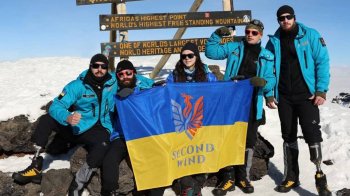 Військовий із Львівщини з протезом ноги піднявся на гору Кіліманджаро