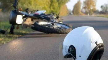 На Львівщині 15-річний мотоцикліст врізавсят у припарковане авто