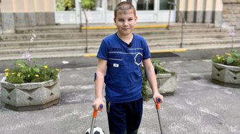 Хлопчика, який втратив ногу через обстріл, виходили львівські лікарі