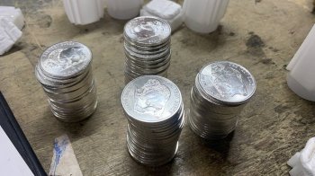 Контрабанду тисячі срібних монет і злитків виявили львівські митники