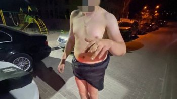 У Винниках п’яний та голий чоловік протаранив сусідські машини: у поліції розповіли деталі