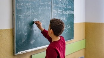 Навчання під час війни: у МОН розповіли, скільки шкіл працюють очно, дистанційно та змішано