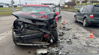 У Львові у потрійній ДТП постраждали водій та пасажирка Kia