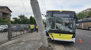 У Львові тролейбус в’їхав у стовп: четверо пасажирів отримали травми