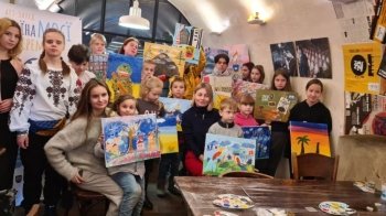 Діти у Львові малювали картини, щоб зібрати гроші на реабілітацію 10-річній дівчинці з Вугледару