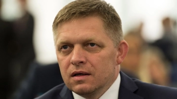 Роберт фіцо розмовляє із журналістами