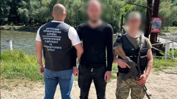 Ухилянт намагався потрапити за кордон на дитячому надувному матраці