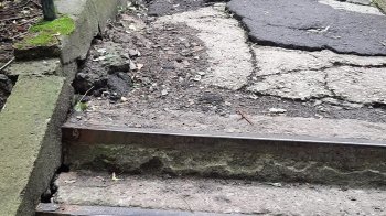 Можна «навернутись» й побити коліна: львів’яни поскаржились на аварійні сходи у парку «Залізна вода»