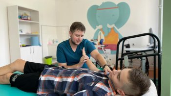 Серце кілька разів зупинялося: львівські медики врятували хлопця з важким кульовим пораненням