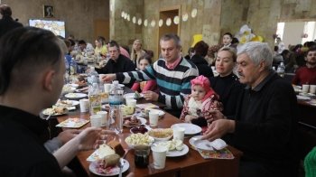 У Львові організували великодні сніданки для переселенців