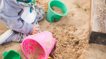 Діти копають землю: люди просять завезти пісок на дитячий майданчик у центрі Львова
