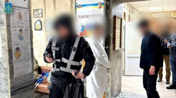 Хірурга військового госпіталю на Львівщині затримали під час отримання 5 тис. доларів хабаря