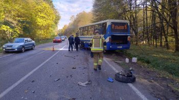 На трасі біля Львова в ДТП зіткнулися маршрутка та BMW