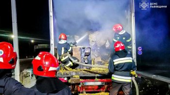 Пожежа у вантажівці біля Сокільників: гасили 17 рятувальників
