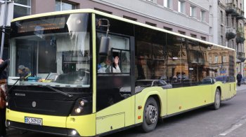 На автобусних маршрутах Львова працює уже пʼятеро водійок