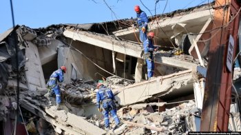 Люди розбирають завали