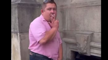 У Львові серед білого дня чоловік помочився на оперний театр (відео)