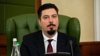 Князєв дивиться в камеру