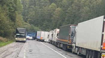 ДТП на Львівщині: ВАЗ зіткнувся з колоною фур на зустрічній