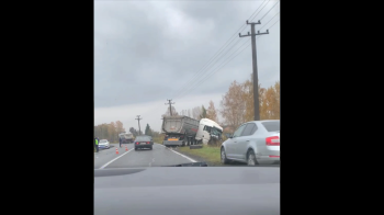 На Львівщині у ДТП з двома вантажівками сильно травмувався водій