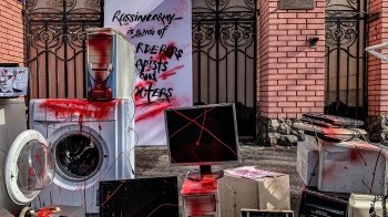 У Львові під російським консульством відкрили "пам'ятник мародерства" (фото)