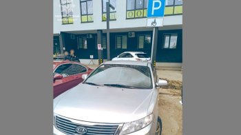 У Львові нетверезий водій припаркувався навпроти воріт поліції на місці для людей з інвалідністю