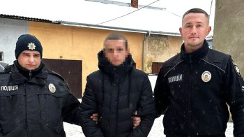 Двоє поліцейських з затриманим