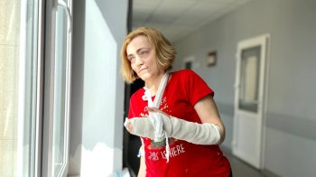 Львівські лікарі розділили жінці нерухомі пальці руки, які за 30 років зрослися