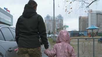 Українська військовослужбовиця зустрілася зі своєю 5-річною донькою в Києві, фото Миколи Кулеби