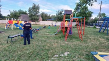 12-річного хлопця на дитячому майданчику підрізали двоє підлітків: поліція Полтавщини з'ясовує обставини скоєного