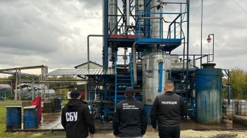 Учасники схеми виготовляли нелегальне пальне на нафтопереробному заводі в Мукачеві, фото поліції