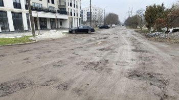 На Сихові майже за три роки після скарг мешканців відремонтують аварійну дорогу