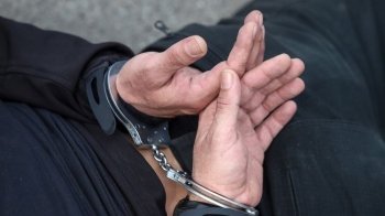 Руки були у крові: у Львові затримали грабіжників, які розбили вітрину магазину та поцупили взуття