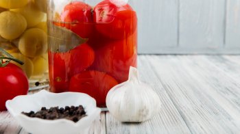 Соковиті квашені помідори з гірчицею: простий рецепт домашньої закуски