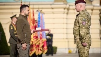 Зеленський нагородив «Золотою зіркою» львівського військового