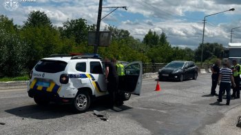Біля Стрия 41-річний водій Range Rover під час втечі збив поліцейського