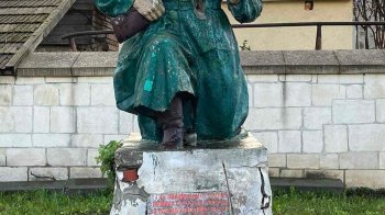 У селищі Щирець Львівського району місцеві закликають демонтувати радянський монумент