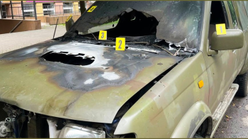 Підпалене військове авто