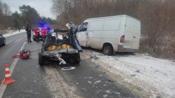 Легковик, у якому їхали військові, зіткнувся з мікроавтобусом, фото поліції