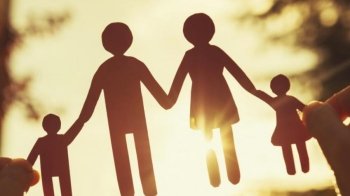 Сім’ї, які цьогоріч усиновили дітей, можуть отримати грошову допомогу: що для цього потрібно