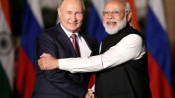 Путін та президент Індії обіймаються
