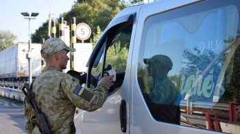 На Львівщині чоловіка оштрафували за ввезення 62 пар кросівок із неправдивим Tax Free