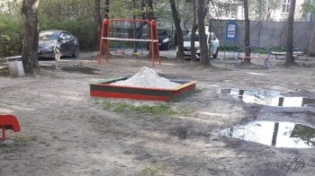 Пісок завезли, а покриття не зробили: львів’яни поскаржились на небезпечний дитячий майданчик