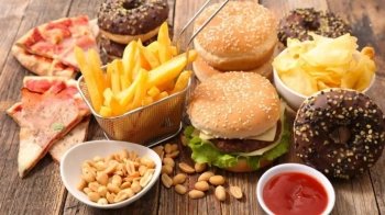 Вчені дослідили, чому людині хочеться їсти шкідливу їжу після вживання алкоголю