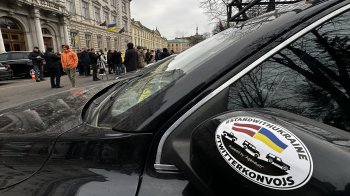 У Львові благодійники з Латвії передали на ЗСУ 16 машин